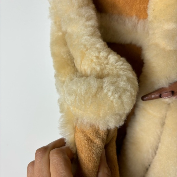 Vintage shearling unisex vest coat with pockets & toggle closure - Picture 7 of 14